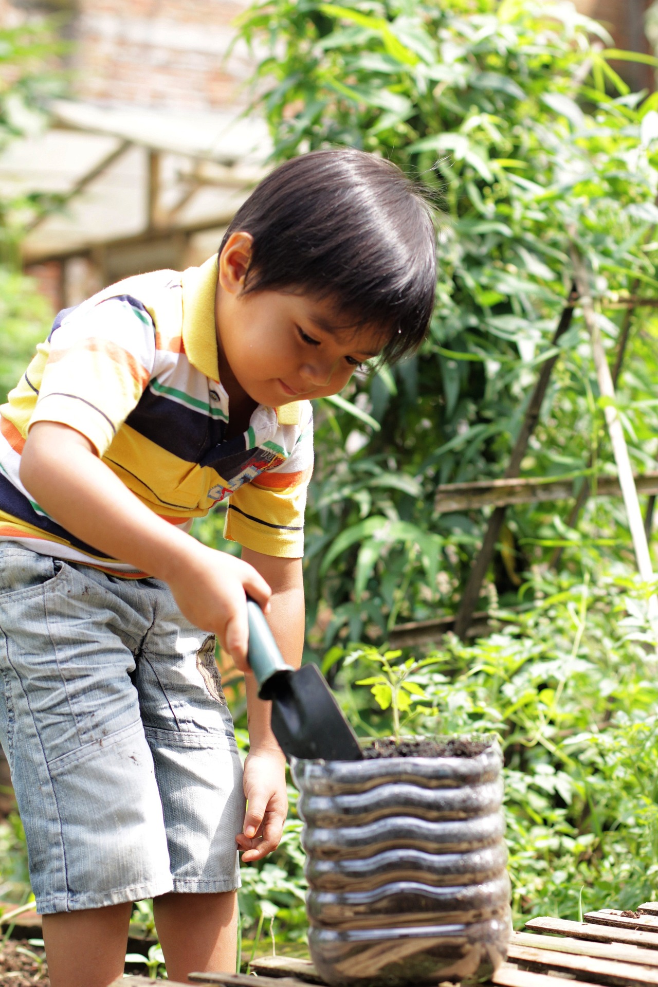 niño plantando